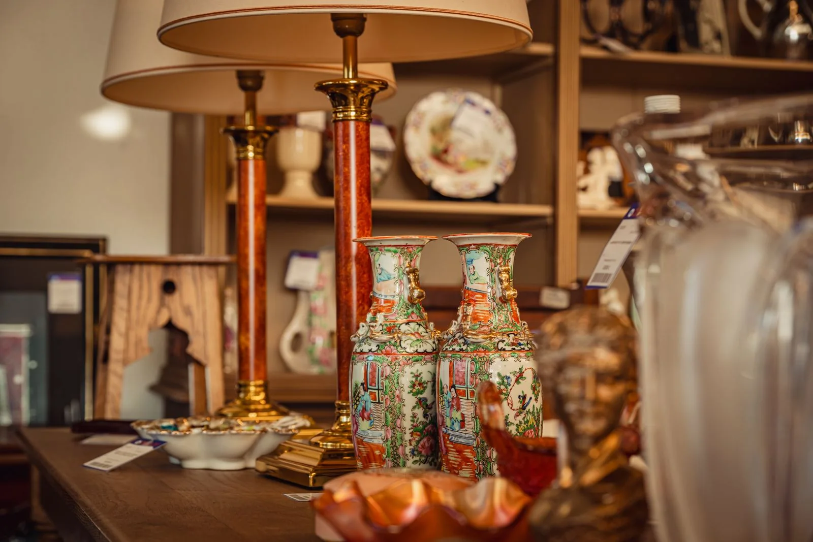 Chinese vazen tussen vintage verlichting bij ODEPOT Oostende